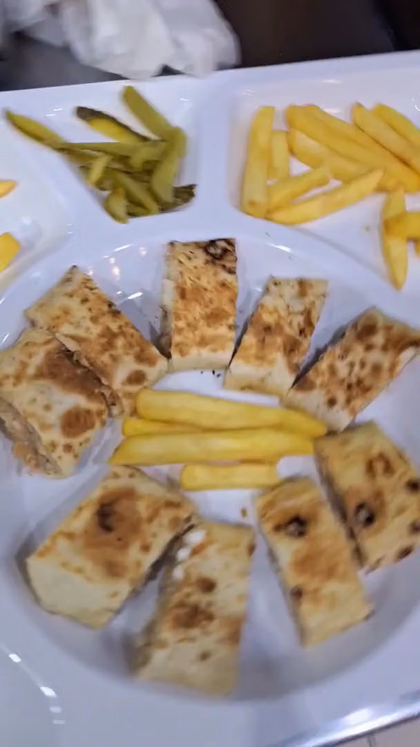 مطعم مركاز العاصمة بيتز وشاورما و بروسته