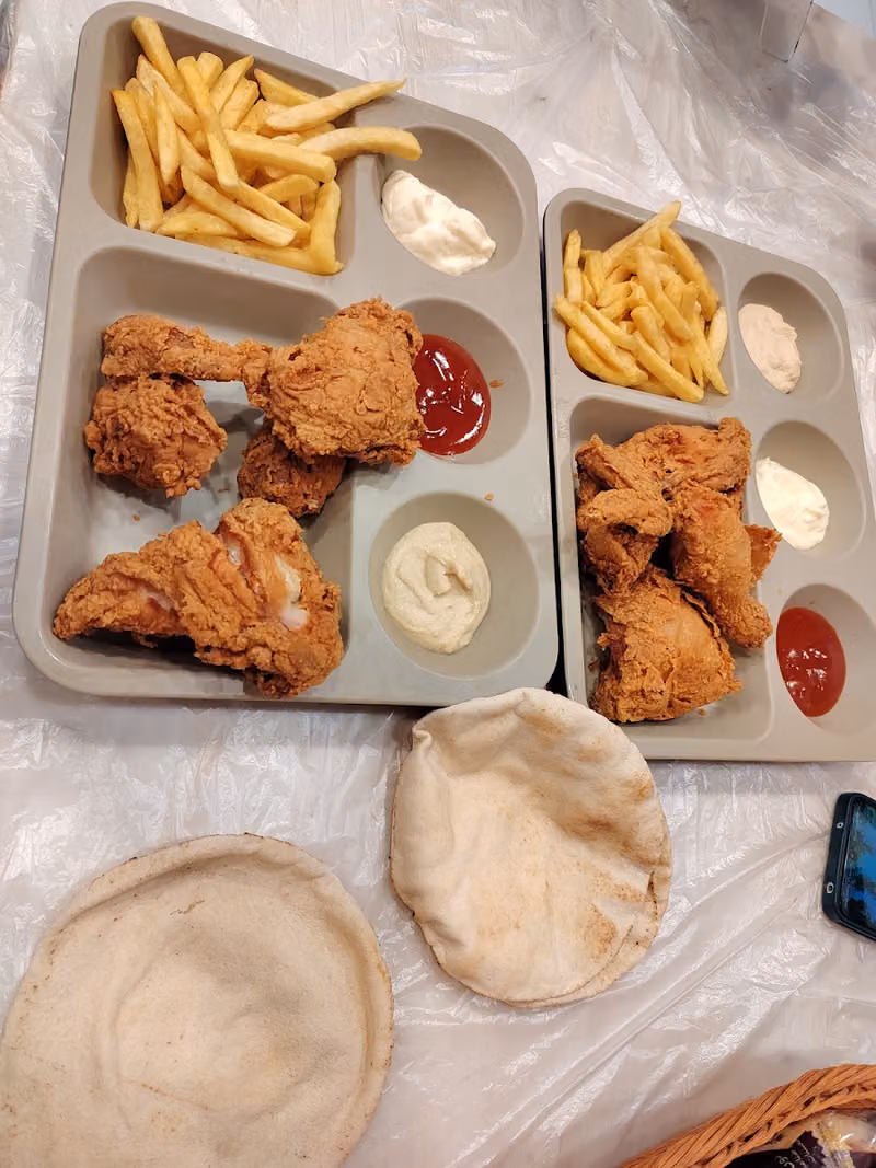 مطعم مركاز العاصمة بيتز وشاورما و بروسته