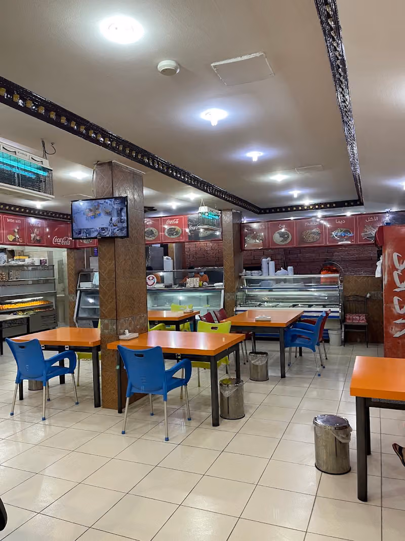 مطعم نهر الروشة ( نيوفاي يوومي Nufiy Yummy ) Nahar alrawsha Restaurant