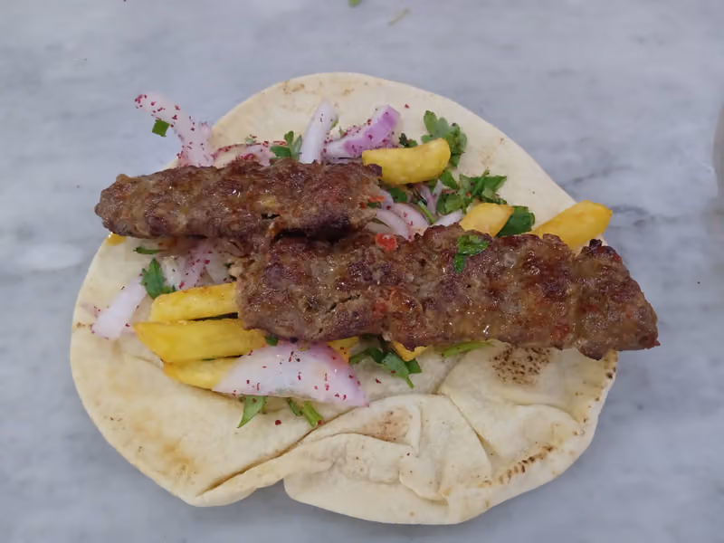 مطعم نهر الروشة ( نيوفاي يوومي Nufiy Yummy ) Nahar alrawsha Restaurant