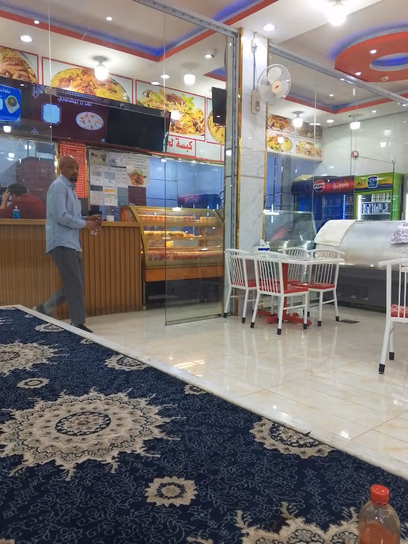مطعم نكهة الفروج البخاري لتقديم الوجبات