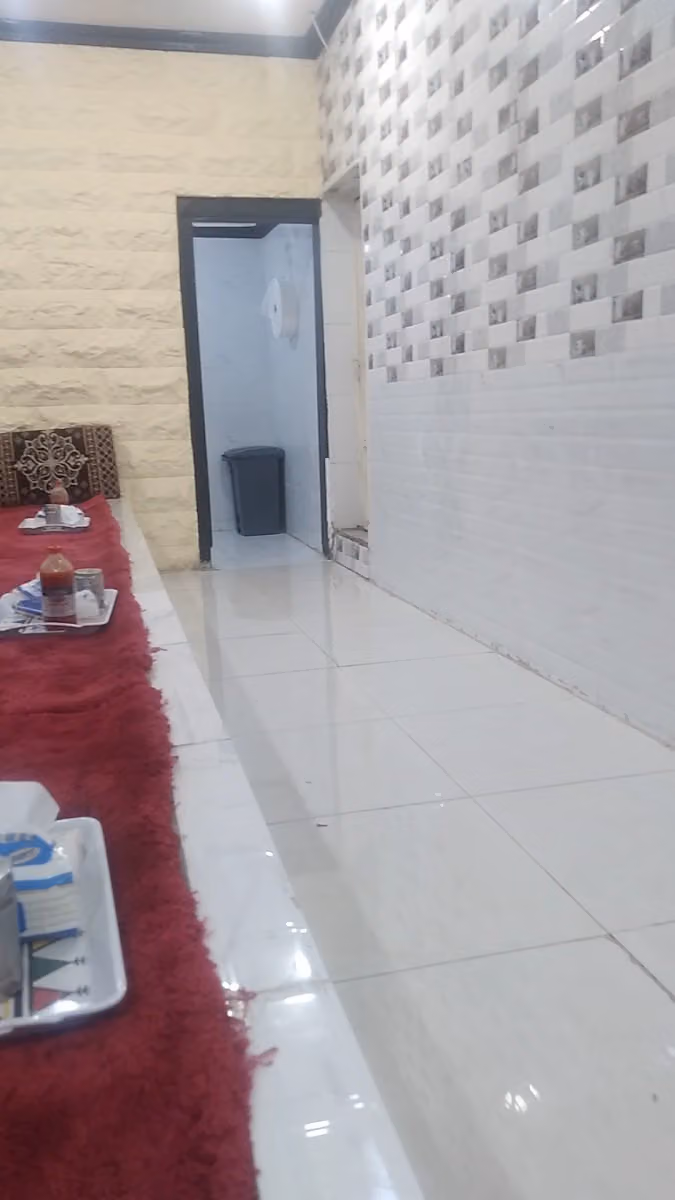 مطعم نكهة الفروج البخاري لتقديم الوجبات