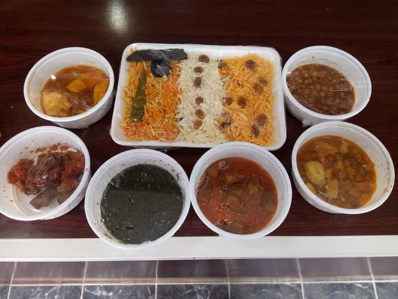 مطعم نكهة الفروج البخاري لتقديم الوجبات