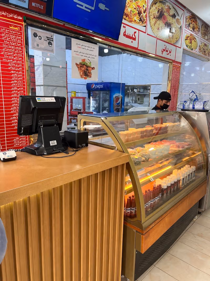 مطعم نكهة الفروج البخاري لتقديم الوجبات