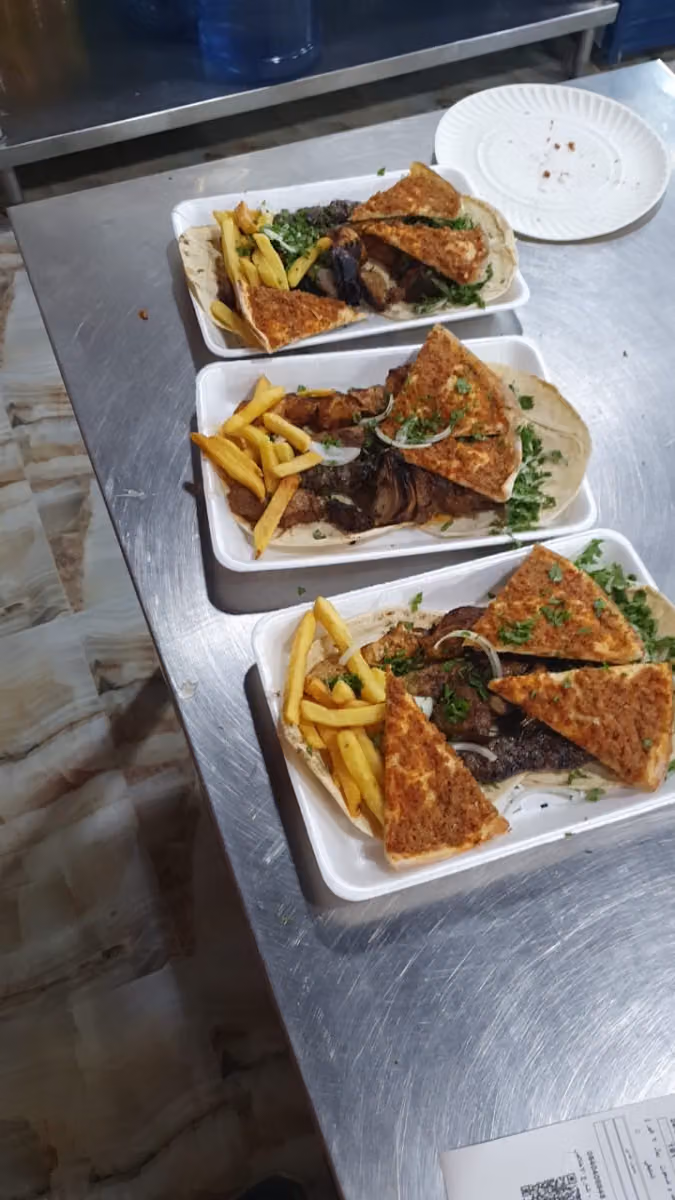 مطعم شاورمجي لتقديم الوجبات