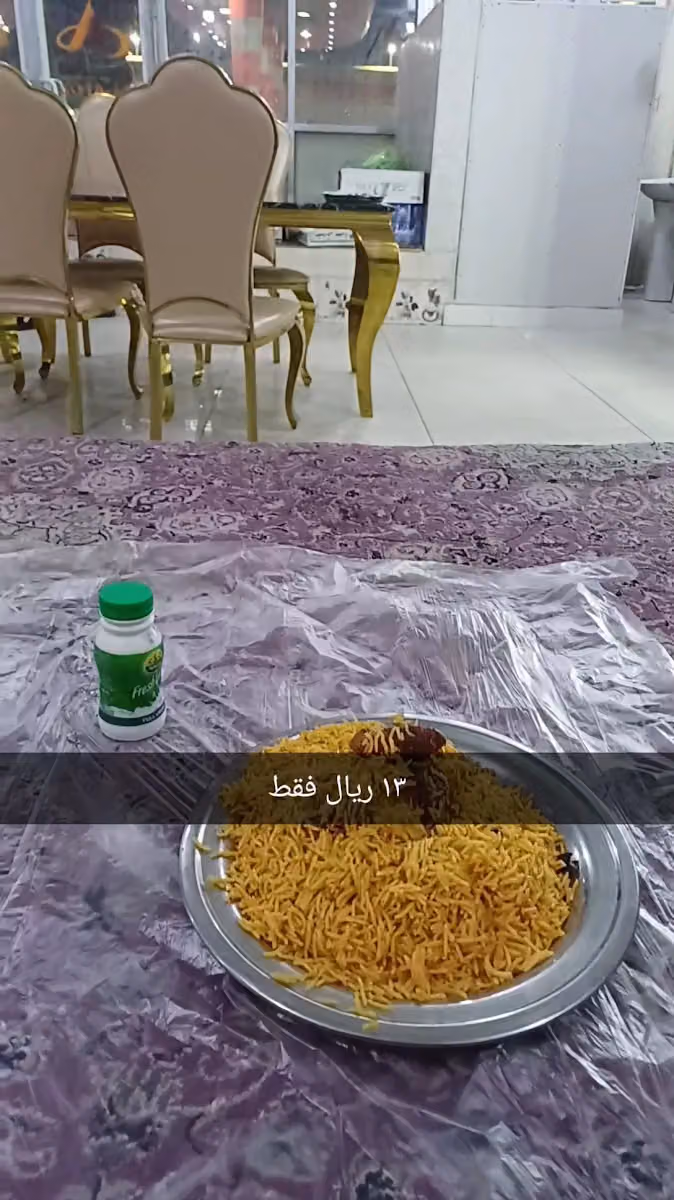 مطعم شواية الرمال بتقديم الوجبات