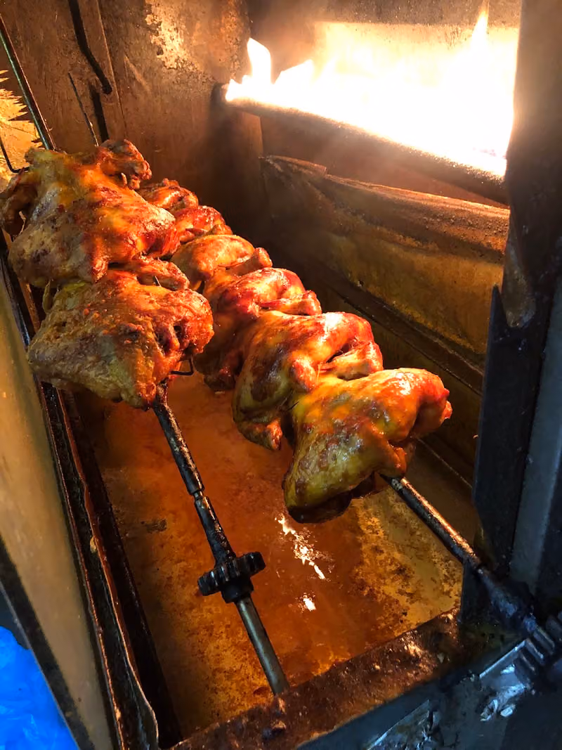 مطعم شواية الرمال بتقديم الوجبات