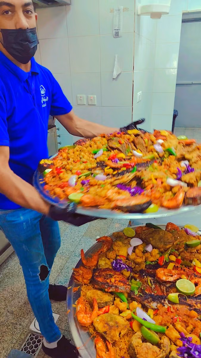 مطعم سمكة في شبكة للمأكولات البحرية