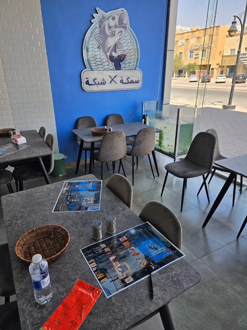 مطعم سمكة في شبكة للمأكولات البحرية
