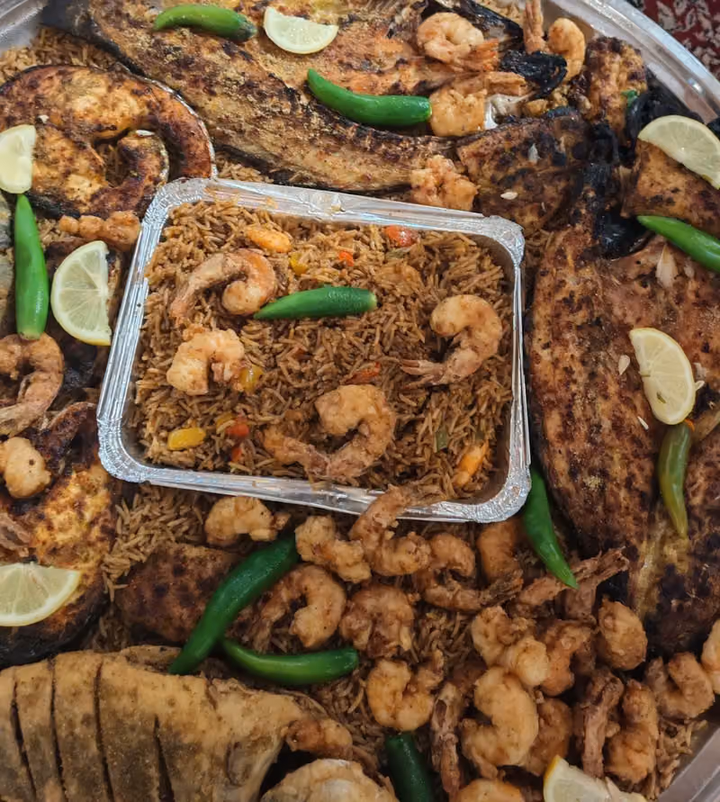 مطعم سمكة في شبكة للمأكولات البحرية