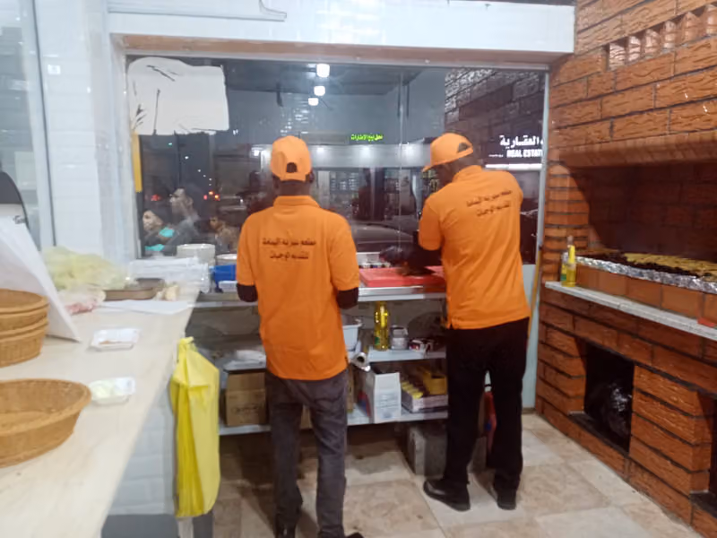 مطعم سيرية اليمامة لتقديم الوجبات