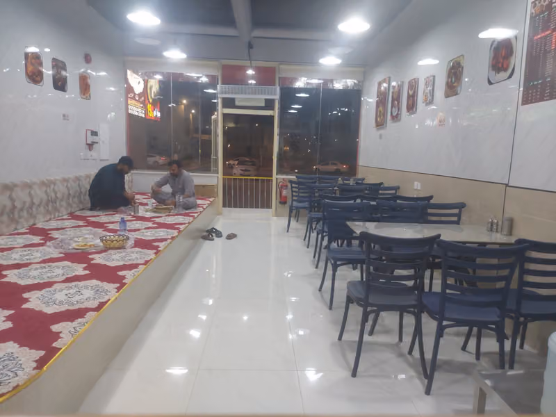 مطعم تاج البحار بتقديم الوجبات