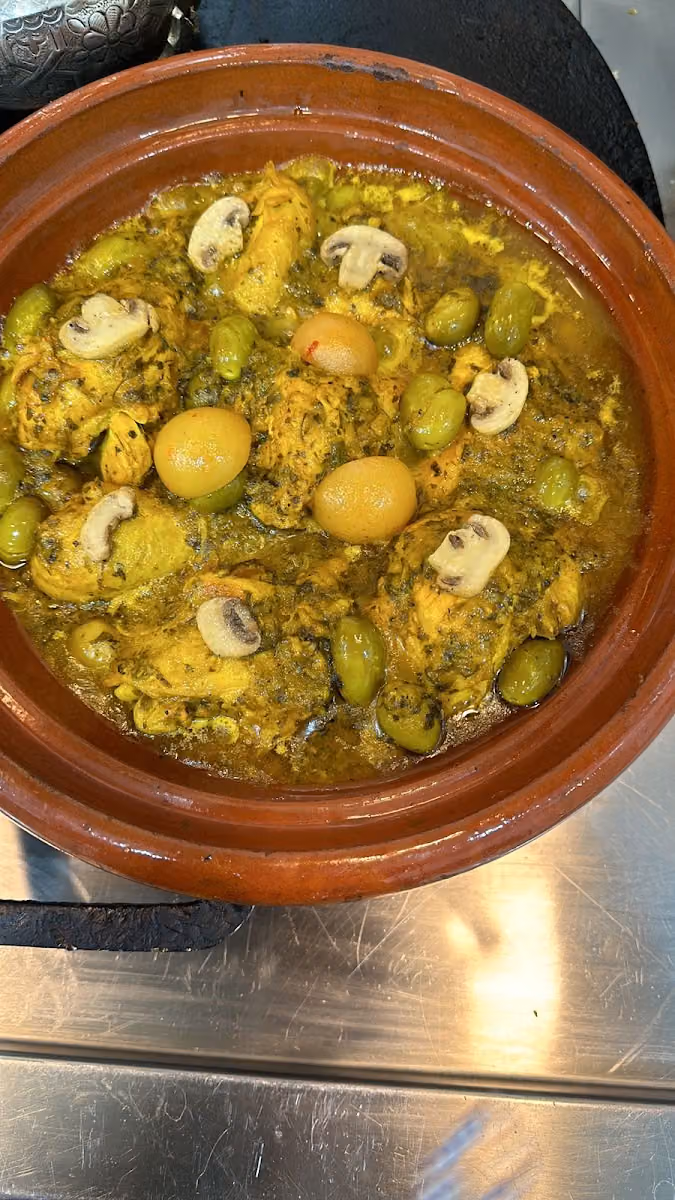 مطعم طله ادم لتقديم الوجبات المغربية