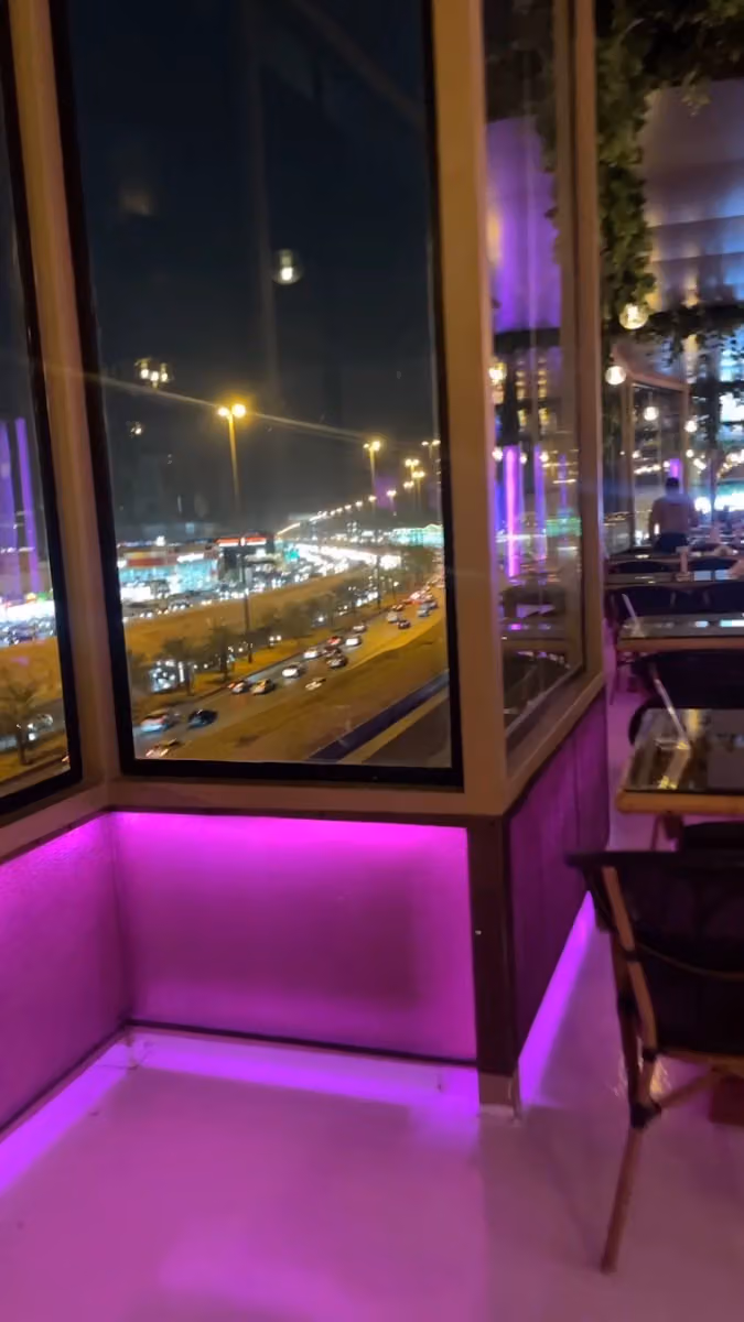 مطعم و لاونچ بيت الورد