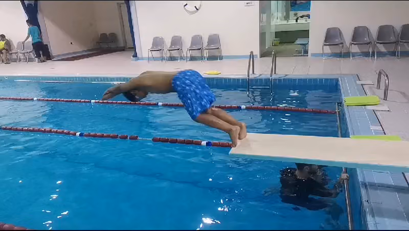 نادي رياضي سباحه وقدم و جمباز