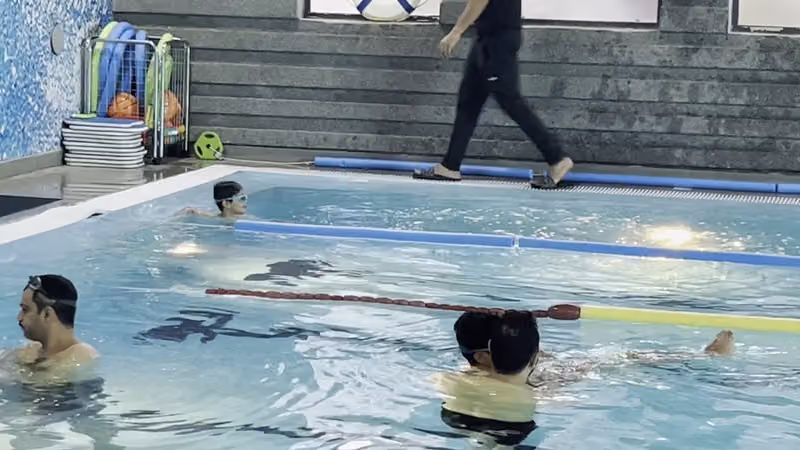 نادي تعليم سباحه للأطفال والكبار (swimming school)