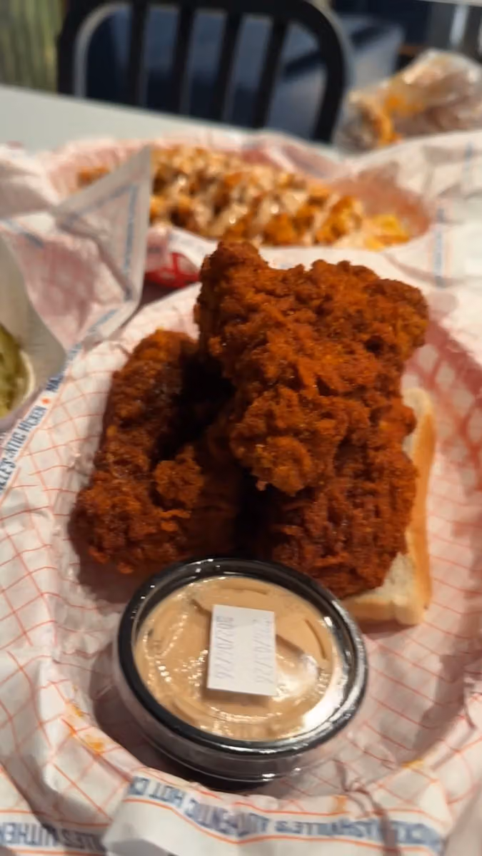 ناشفيلز هوت شكن Nashville’s Hot Chicken