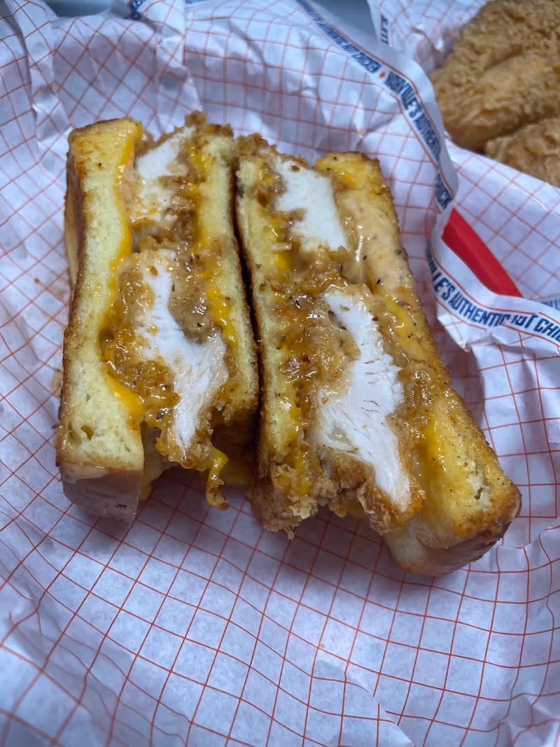ناشفيلز هوت شكن Nashville’s Hot Chicken