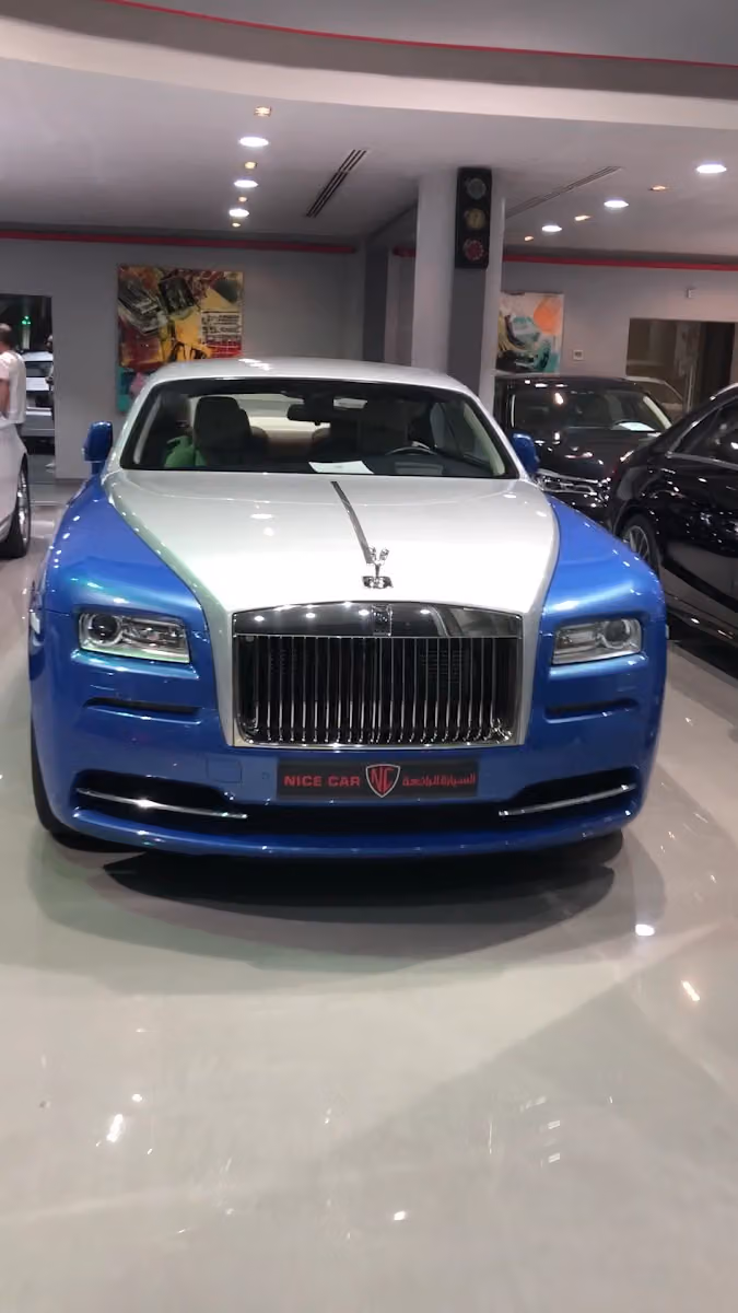 السيارة السوداء