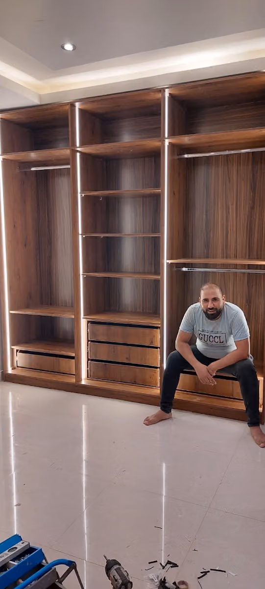 نجار لديكور الخشبي