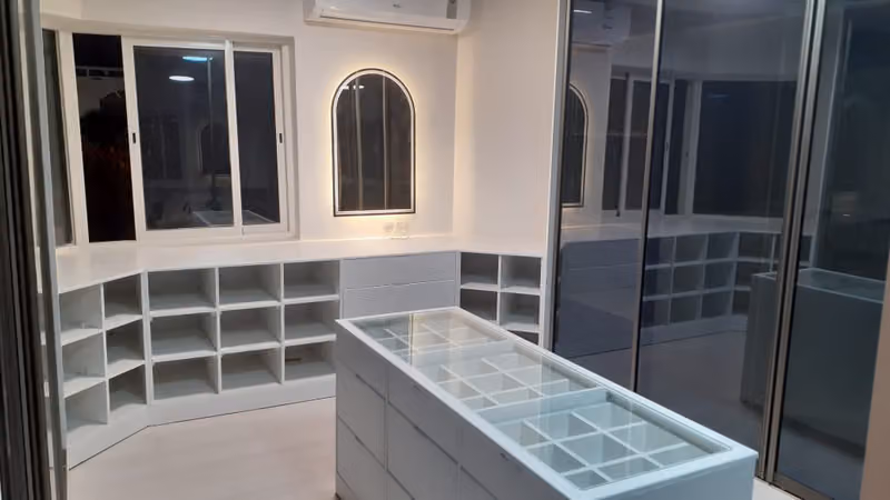 نجار مؤسسة عبدالله عمير للديكور والموبيليا