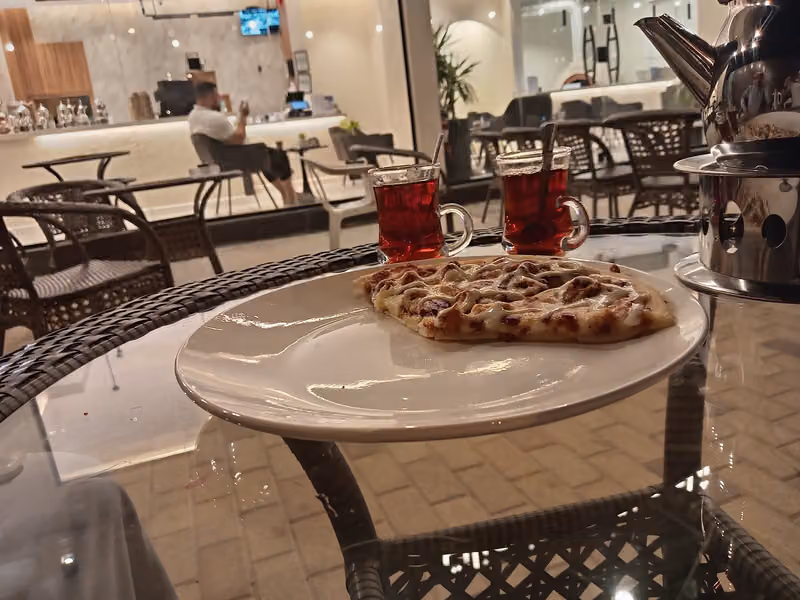 نواسة شاي مختص ومخبوزات