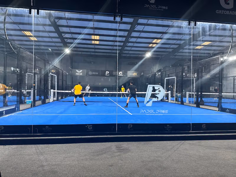 ملاعب محترفي البادل الرياضية