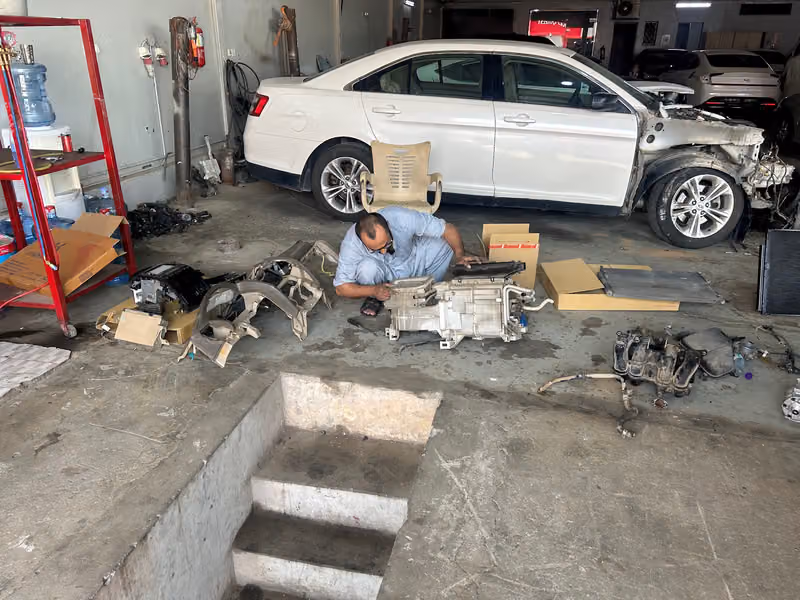 Pakistani Malik auto electrician and Car Ac مهندس باكستاني مكيفات سيارات