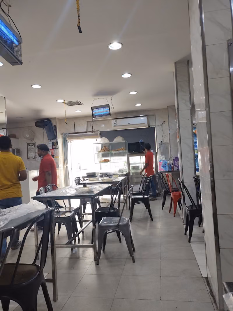 ভাই বন্ধু রেষ্টুরেন্টে