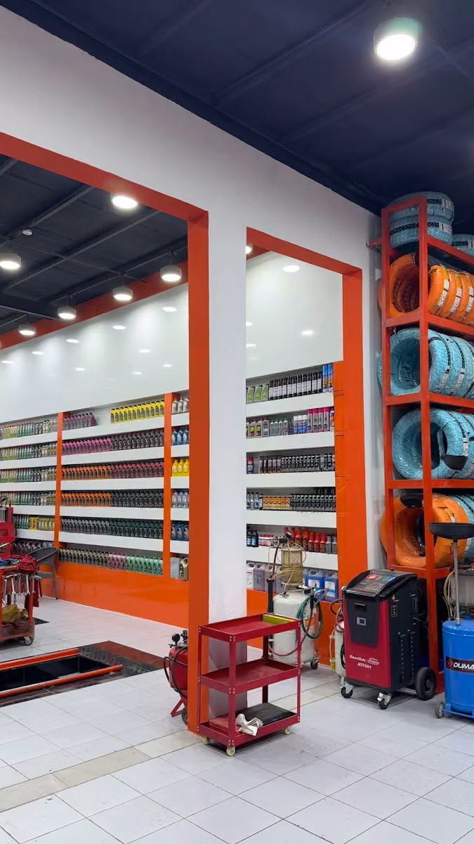 قطرة زيت لخدمات السيارات غيارزيت بنشر إطارات بطاريات Oil change Tires Batteries