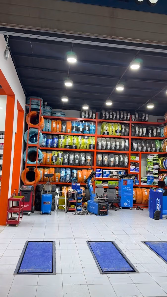 قطرة زيت لخدمات السيارات غيارزيت بنشر إطارات بطاريات Oil change Tires Batteries