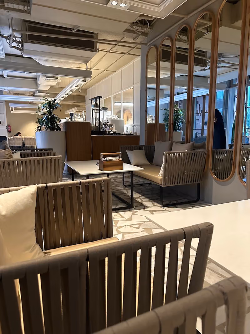 RAS LOUNGE