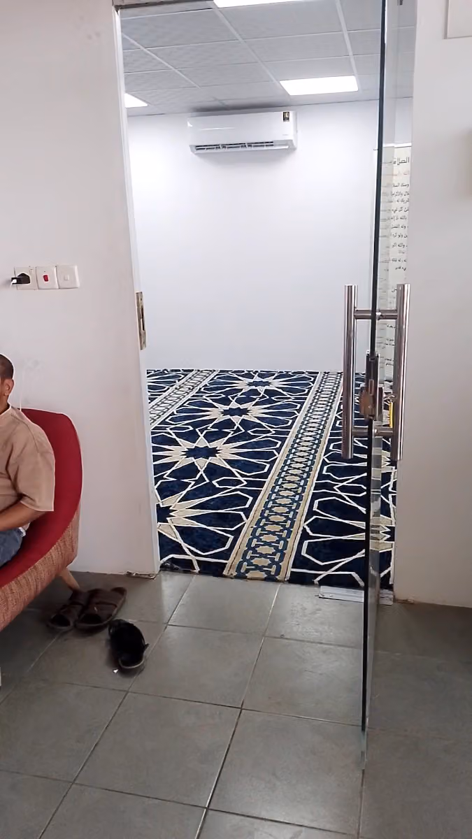 ركن القديمة للإطارات والبطاريات وغيار الزيت وميزان كمبيوتر