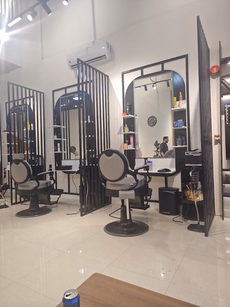 صالون شخصية المقص The scissor character salon