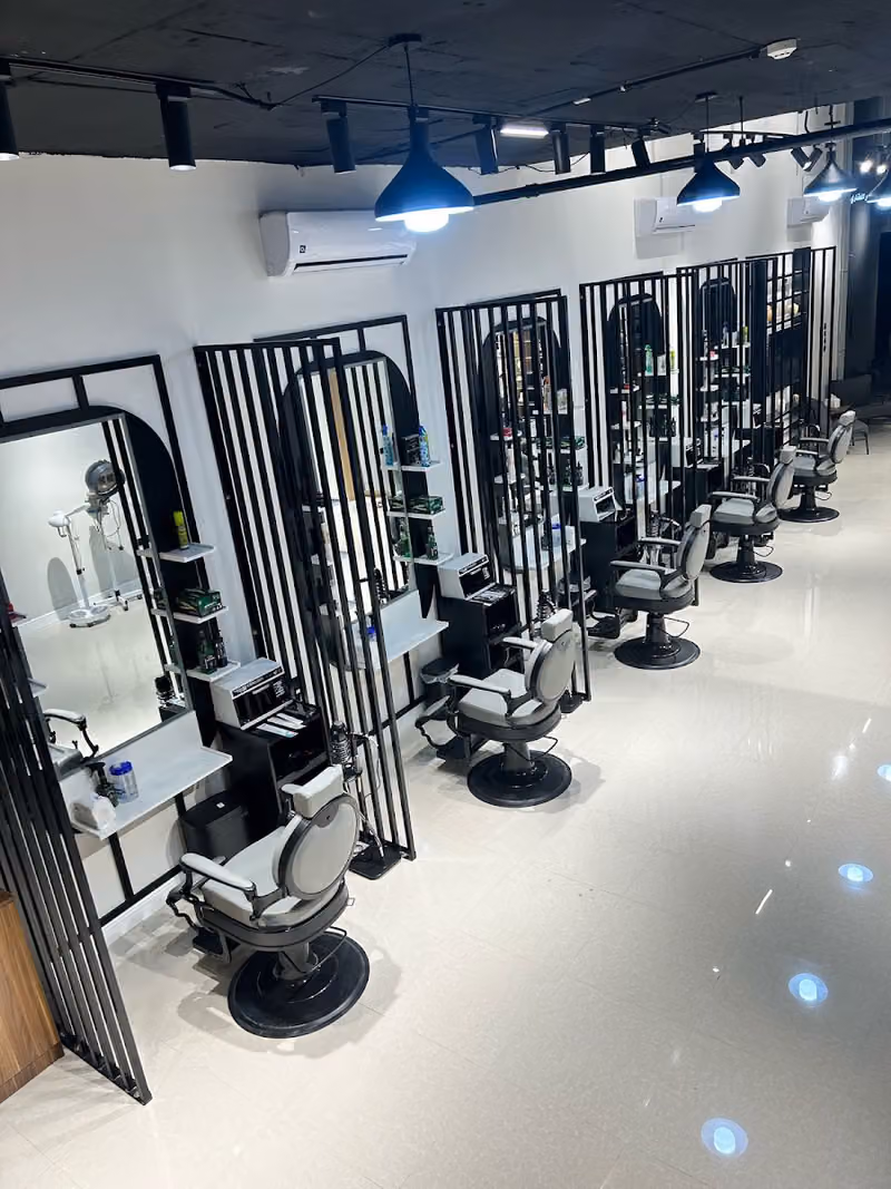 صالون شخصية المقص The scissor character salon
