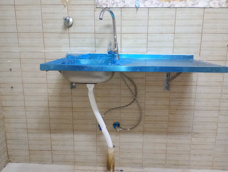 سباك و كهربائي