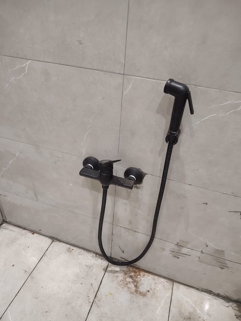سباك و كهربائي