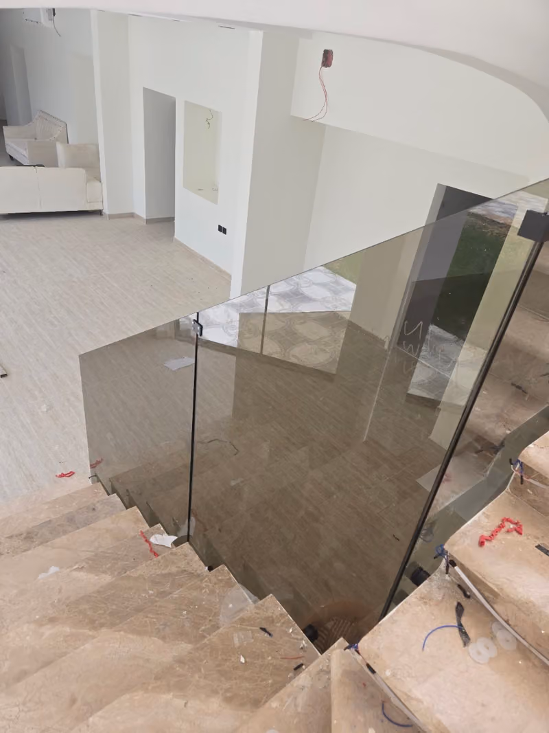 شركة قمة الجودة للزجاج و المنيوم Top quality glass & Aluminium company