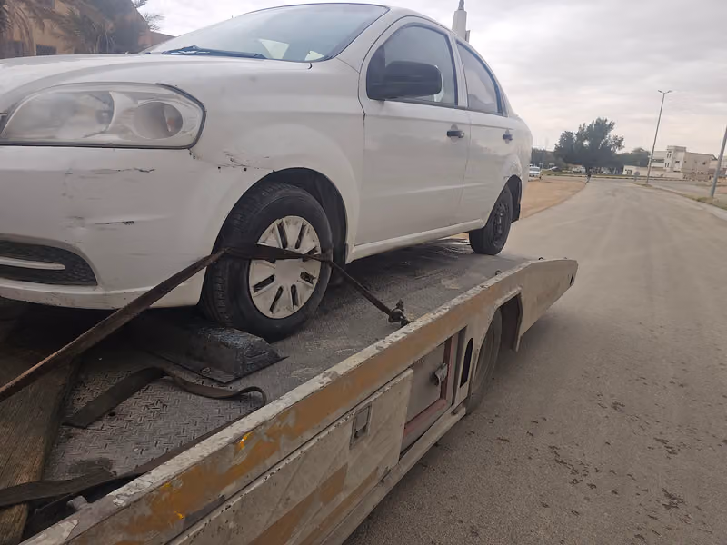 سطحه منفوحه فاضي لنقل السيارة