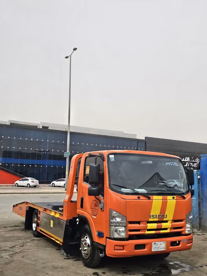 سطحه وسط الرياض
