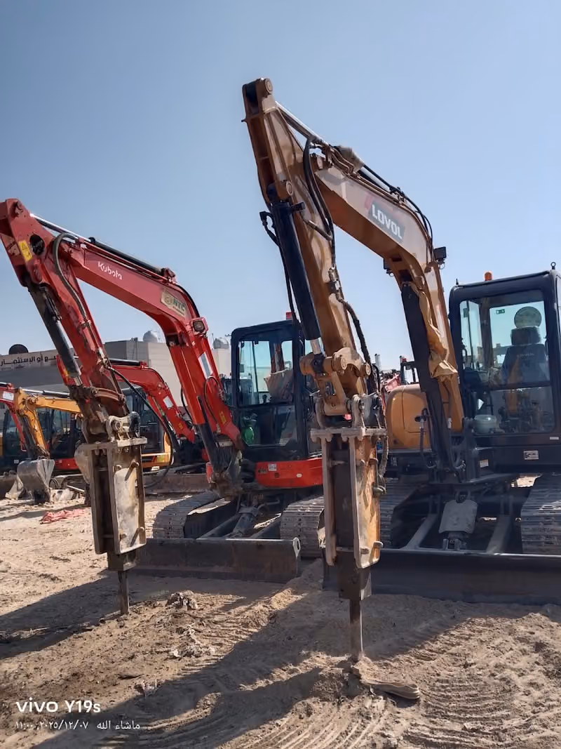 تاجير بوكلينات صغيره ورافعات Renting small excavators and cranes and forklift
