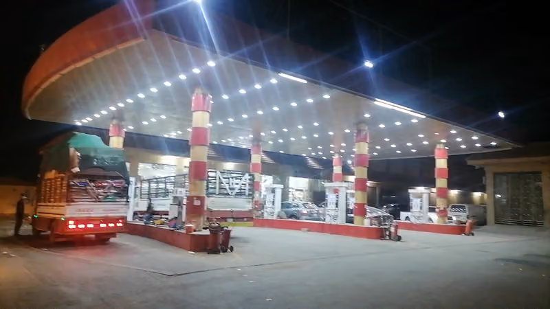 محطة وقود ناس