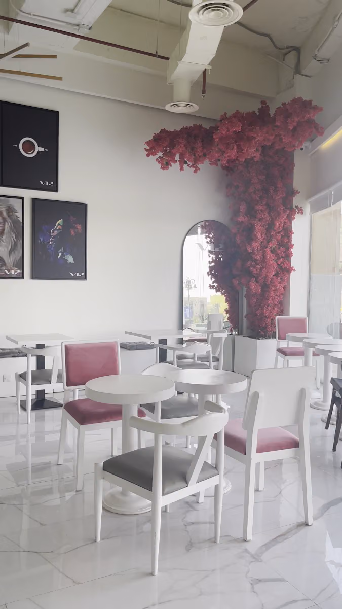 V12 Cafe كوفي وترفيه قيمنق