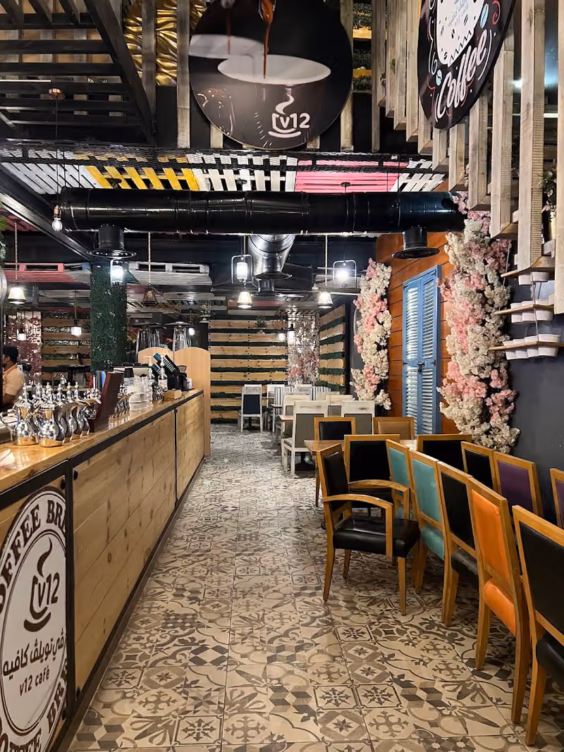 V12 Cafe كوفي وترفيه قيمنق