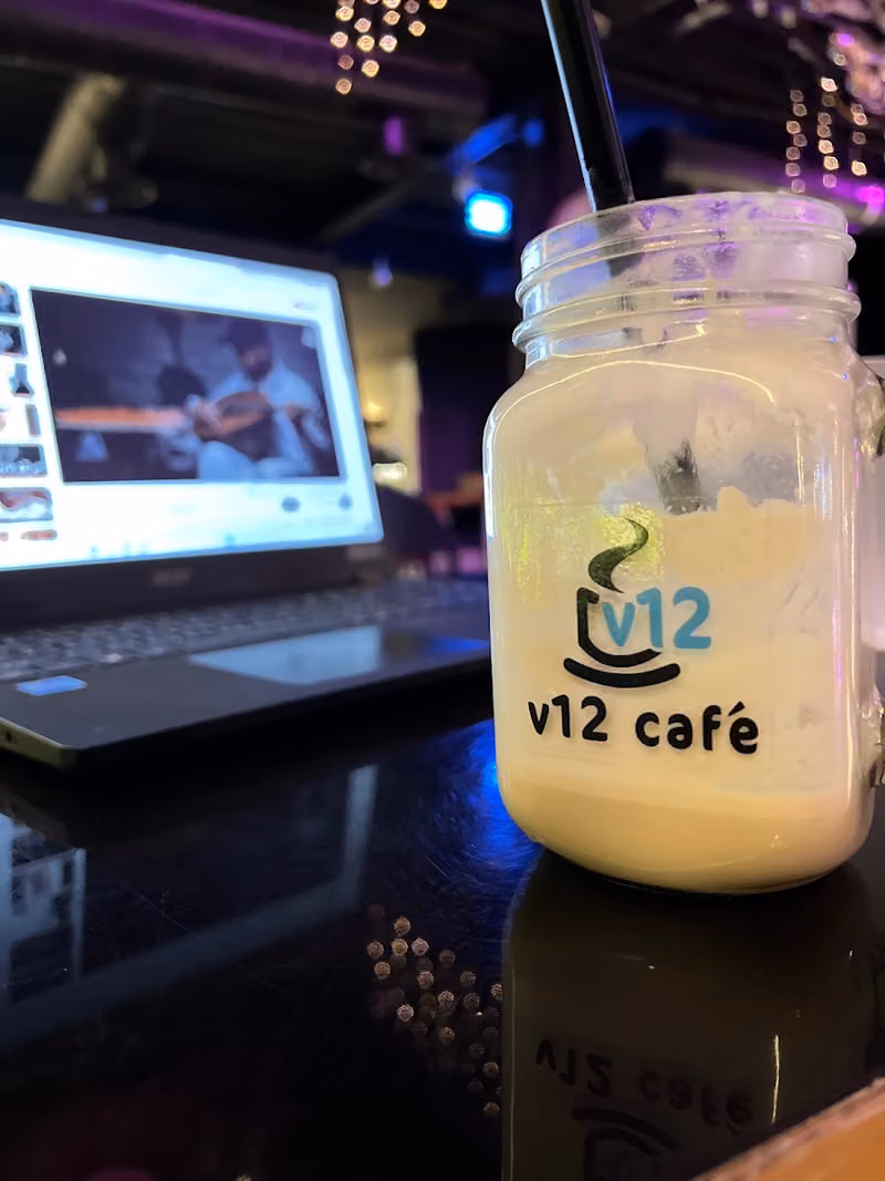V12 Cafe كوفي وترفيه قيمنق