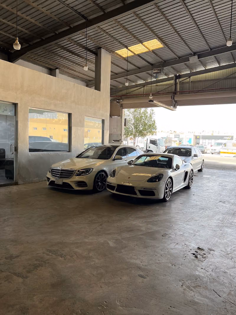 Space angle for car maintenance workshop