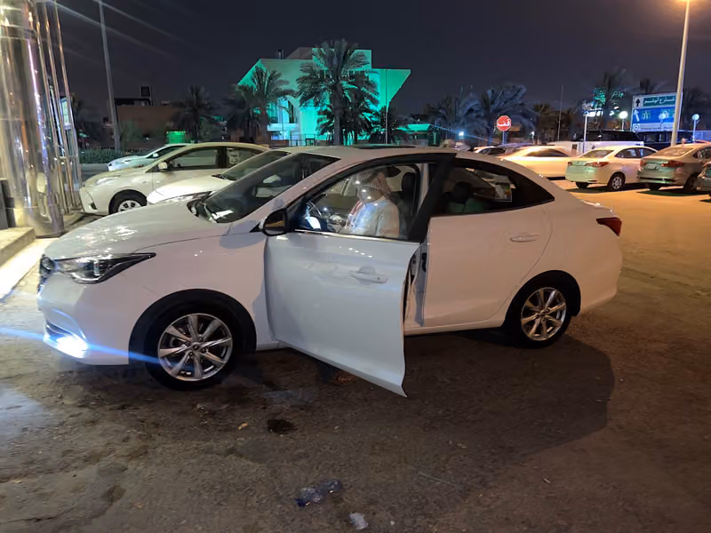 يلو لتأجير السيارات