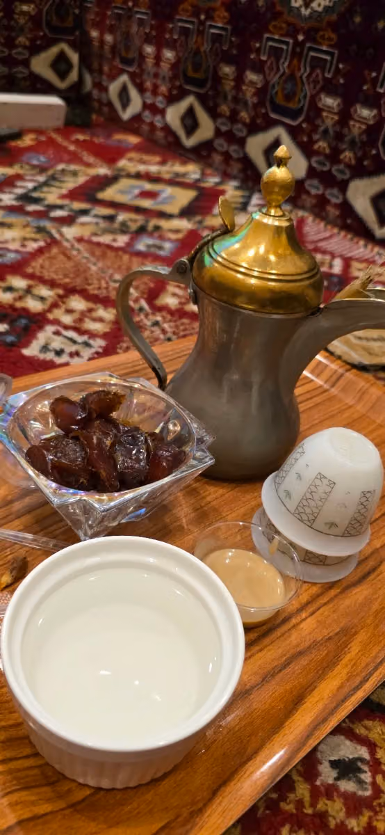 زوار لخدمات الضيافة